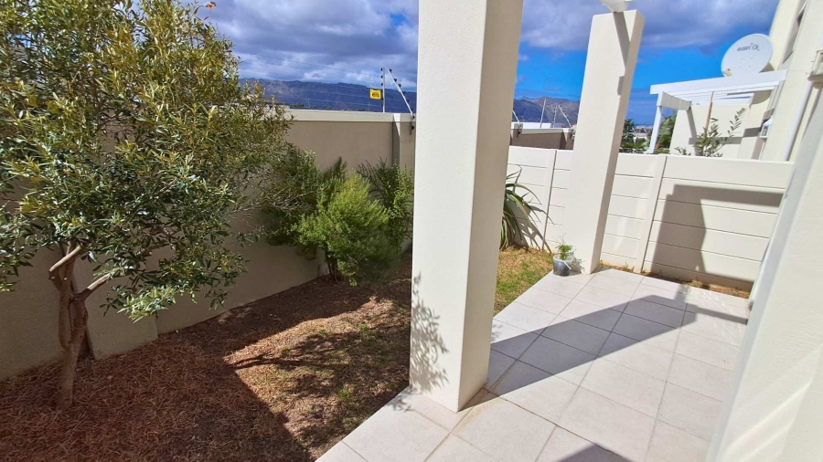 To Let 2 Bedroom Property for Rent in Somerset West Western Cape